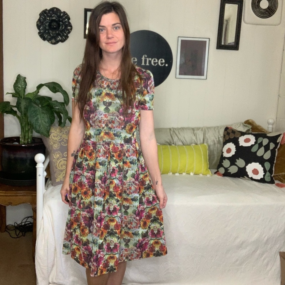 Beautiful LulaRoe Amelia floral dress with pockets
